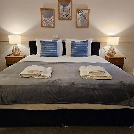 Dog And Partridge Inn Калн Екстериор снимка