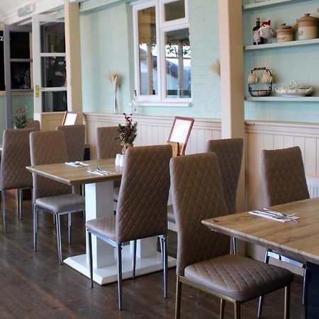 Dog And Partridge Inn Калн Екстериор снимка