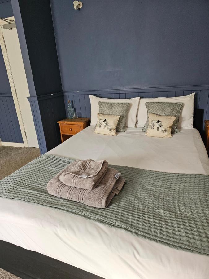 Dog And Partridge Inn Калн Екстериор снимка