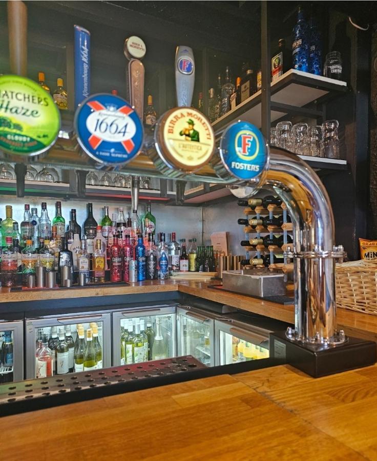 Dog And Partridge Inn Калн Екстериор снимка