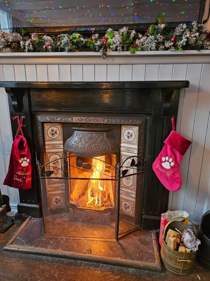 Dog And Partridge Inn Калн Екстериор снимка