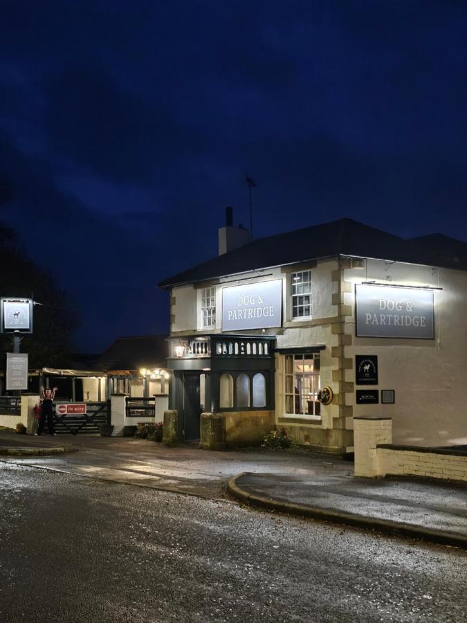 Dog And Partridge Inn Калн Екстериор снимка