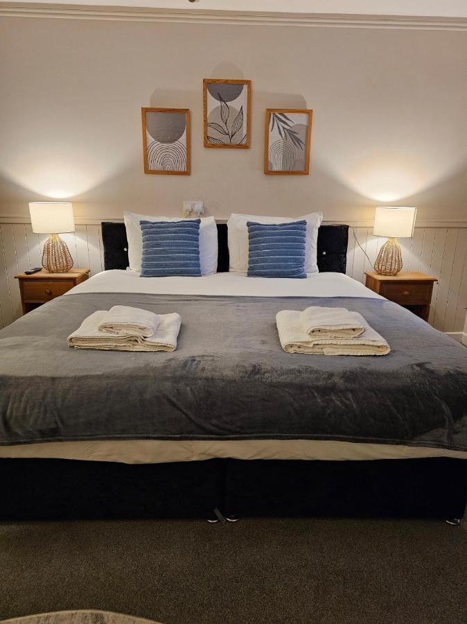 Dog And Partridge Inn Калн Екстериор снимка