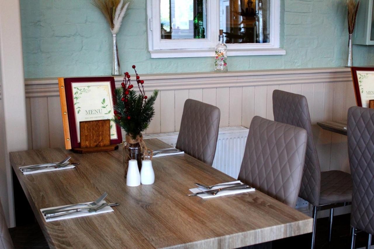Dog And Partridge Inn Калн Екстериор снимка